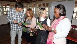 El proyecto Usa la cabeza a favor de la diversidad cultural pone a la venta 50 bonos para ir a peluquerías africanas, latinas y europeas por un módico precio de 18 euros