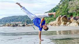 La Capoeira es una tradicional mezcla brasileña de danza y artes marciales. Hoy descubrimos una nueva modalidad de este deporte, más suave, eficaz, divertida ¡y en el agua!