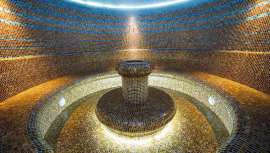 Imagina una gran sala caliente, la luz tenue, un vapor relajante, un masaje y, después, tumbado entre cojines un maravilloso té a la menta... ¡Estás en un hammam!