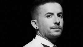 Propietario de Tön Vangard y embajador del equipo creativo de Schwarzkopf, Óscar Gutiérrez es un profesional serio, perfeccionista, exigente y metódico. Su tarea primordial es convertir la moda y las tendencias en algo cotidiano para sus clientes