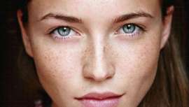 Esta técnica de delineado de ojos invisible apuesta por un maquillaje muy natural y sutil que resalta la mirada