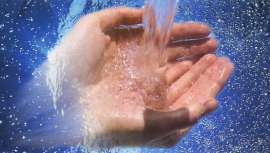 Cuando el proceso de fabricación de cosméticos se realiza con Agua Purificada, los cosméticos adquieren una serie de beneficios tales como una mejor compatibilidad con la piel o una óptima estabilidad y uniformidad, entre otros