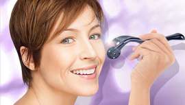 Tan sencillo como deslizar un rodillo sobre la piel, esta técnica activa la producción de colágeno y rejuvenece de una manera efectiva e indolora