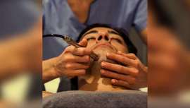 El sistema de microdermoabrasión Pristine limpia, ilumina, acaba con el aspecto apagado de la piel, atenúa las arrugas y líneas de expresión y mejora los poros