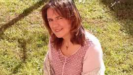 Después de ser diagnosticada de una alergia al amoníaco, Esther Martí se planteó una nueva vida profesional. Experta en biopeluquería, nos explica las ventajas que le ha supuesto cambiar los ingredientes químicos por los vegetales