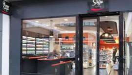 La firma de maquillaje quiere ganar visibilidad en el país galo con la apertura de 50 tiendas nuevas