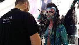 La firma presentó sus productos y llamó la atención de los asistentes con sus maquillajes corporales