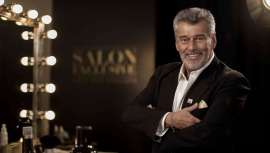 Abierto y cercano, su carácter se refleja en su estilo de peluquería, que muestra a los profesionales en escenarios de todo el mundo