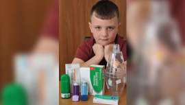 Con apenas 7 años, este joven británico sufre continuos ataques asmáticos que hacen peligrar su vida por el simple hecho de tocarse la cabeza