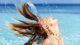 El sol, el mar, la piscina... La temporada veraniega es un gran alivio para nuestro cuerpo, pero el cabello puede sufrir graves consecuencias si no se toman las medidas adecuadas