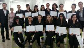 Gracias a un convenio de colaboración con la Generalitat de Catalunya, la firma ofrece formación especializada a alumnas de grado superior de Imagen Personal