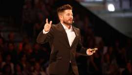 Con motivación y ganas de compartir todos sus conocimientos, este joven peluquero y educador tiene una imagen muy positiva del sector