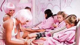 La última moda en celebraciones infantiles es contratar un completo programa de tratamientos estéticos para la niña homenajeada y sus amigas