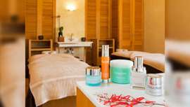 La firma de lujo colabora con el hotel para crear un sofisticado programa de tratamientos faciales, corporales y específicos