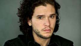 Mantener el aspecto de su personaje temporada a temporada conlleva para el actor la prohibición de cortarse el pelo