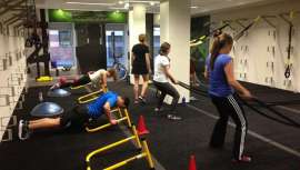 Este entrenamiento se trabaja en grupo y siempre bajo la supervisión de un instructor. Los resultados se ven en poco tiempo, descenso de hasta 7 kilos de peso, reducción del contorno corporal e incremento de la fuerza y la resistencia