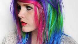 Morado, rojo, azul, o todos estos colores juntos. Todo vale para estar a la moda