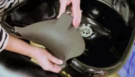 Se trata del nuevo protege nucas de la marca francesa Cindarella que se adapta a tu lavacabezas por profundo que sea