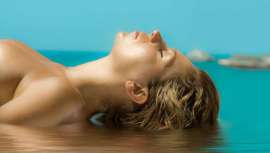 A continuación desvelamos los posibles motivos de la caída de cabello tras el verano y los consejos que puedes transmitir a tu cliente