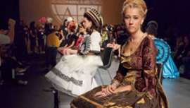 Los alumnos participantes en la gala, en está ocasión ingleses, japoneses, chinos e italianos, realizarán trabajos de peluquería de fiesta y fantasía, así como  de maquillaje corporal