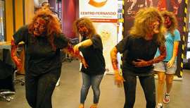 El reto era la caracterización de cientos de personas en tiempo récord. Durante unas 3 horas el equipo de estilismo ha funcionado a pleno rendimiento, con un ritmo frenético