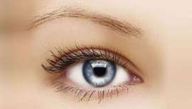 El Centro de Medicina Estética Montserrat Quirós nos propone este tratamiento formulado con ácido hialurónico y algas marinas, entre otros principios activos, que ayuda a proteger la zona de las agresiones externas, reduciendo bolsas y ojeras