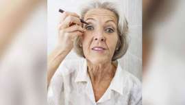 Según apuntan varios estudios realizados por universidades niponas y una firma de cosméticos, mantener una rutina a la hora de aplicar maquillaje puede contribuir a mejorar la fuerza muscular y prevenir la demencia en mujeres de edad avanzada