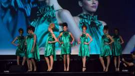 El estilista de Wella, referencia indiscutible en el mundo de los recogidos, crea en directo los looks de su nueva colección de peinados