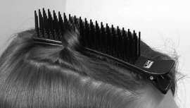 El clip secciona una parte del cabello y sus púas nos permiten aguantar con firmeza otras secciones del cabello inferior sin dañar el peinado, sin marcas