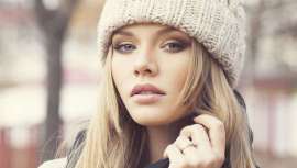 El agua caliente, el uso de gorras, sombreros y boinas, o el aire caliente del secador pueden perjudicar el cabello en una época del año donde las mujeres acaban por priorizar la ropa dejando de lado los cuidados del cabello