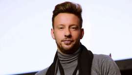 El maquillador de las celebrities, premio en mano a su trayectoria, reivindica la belleza de la mujer real, la que no desfila en las pasarelas. Y trata de extrapolar sus conocimientos al sector de la estética, muy interesado en la moda