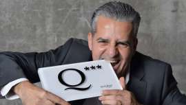 Tras años a la sombra de las peluquerías femeninas, las barberías viven un momento dulce. El 24 de noviembre, la Barberia de Gràcia celebró sus 50 años. Jordi Pérez es la cara visible de la única barbería con las tres estrellas de theQhair