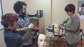 Pelucas, postizos y prótesis capilares tanto de hombre como de mujer fueron los temas tratados en la formación de posticería realizada en las instalaciones de la firma