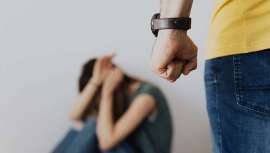 El ayuntamiento de Valdemoro (Madrid) pone en marcha una campaña informativa sobre el punto municipal contra la violencia de género. Un total de 50 establecimientos reparten limas con dicha información