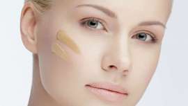 El abecedario de las cremas multifuncionales se amplía. Después de las BB, las CC y las DD, ahora llegan las EE (Extra Exfoliación). Las firmas Previse Care y Estée Lauder han lanzado los primeros cosméticos bajo las siglas EE 