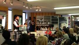 Ante 128 profesionales catalanes, el peluquero gallego desplegó su arte en la Sala Técnica de Selective Lleida (Cataluña)