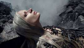 El cine y la televisión han popularizado personajes con cabelleras blancas, plateadas o rubias platino. Esta temporada la decoloración se hace un hueco en los salones de peluquería. El look de nuestras abuelas está de moda