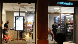 El pasado 22 de diciembre se inauguró el nuevo salón Cebado en la Ciudad Condal. Un local que reúne el savoir faire adaptado a los nuevos tiempos de los dos Cebados sitos, hasta ahora, en Rambla Catalunya