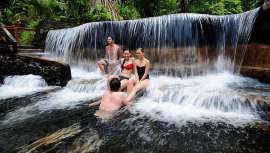 Este spa de cinco estrellas se sitúa en La Fortuna de San Carlos (Costa Rica), en la selva tropical del Parque Nacional Volcán Arenal. El visitante disfruta de vistas paradisíacas, aguas termales y tratamientos en bungalós al aire libre
