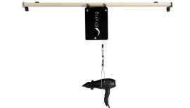 iDrying es un ingenioso sistema de recogida de cable que acompaña los movimientos del profesional. El trabajo en el salón es más liviano y saludable, ya que se evitan posibles lesiones en hombros, brazos y espalda