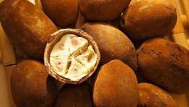 De la semilla del cupuaçu, un árbol de ocho metros popular en la región del Amazonas, se extrae esta manteca de excelentes propiedades hidratantes. Un producto que reduce el volumen no deseado en cabellos medios y gruesos
