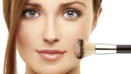 Parece que el maquillaje vive sus horas bajas, en lo que a preferencias de las usuarias se refiere. El mercado evoluciona hacia productos híbridos que aúnan el cuidado de las cremas BB y el acabado de una base