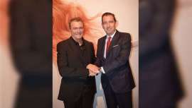 La firma de cuidado del cabello profesional renueva su relación comercial con el estilista bilbaíno por cinco años más 