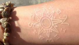 Llega San Valentín. En Internet circulan un montón de imágenes de parejas que se tatúan gustos, ideas y aficiones comunes. El tatuaje en pareja engancha. Y de todos, el white tattoo es el menos convencional