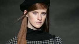 Durante la segunda jornada de la pasarela catalana se vieron estilismos muy afrancesados. Como Look of the Day  se ha elegido el peinado très chic, creado por el equipo de Redken en colaboración con Teen&Trends de Raffel Pages