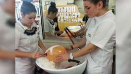 Dentro de su catálogo formativo, Cazcarra imparte el CFGS de Técnico Superior en estilismo y dirección de peluquería, un título homologado con el que se adquieren los conocimientos necesarios para convertirse en peluqueros profesionales