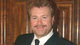 Trabaja con el fiel propósito de crear. Ejerce la presidencia mundial de Intercoiffure y dirige con maestría una gran compañía. Es sin duda, un número uno.