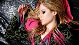 Chalk significa tiza en inglés. El hair chalking, o tinte capilar con tiza, consiste en colorear zonas concretas del cabello con mechas de tonos atrevidos. Una técnica ideal para experimentar y jugar con colores llamativos