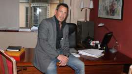 Desde hace unos meses Marc Ferrés es el nuevo presidente de APE bcn. Un mandato que piensa afrontar con valentía, respaldado por un proyecto que demuestre una cosa a los asociados: una peluquería diferente todavía puede generar ingresos