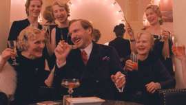 La película de Wes Anderson propone un vestuario y maquillaje que concuerda con la extravagante puesta en escena de la misma. El filme traslada al público a la Europa del Este de la primera mitad del siglo XX